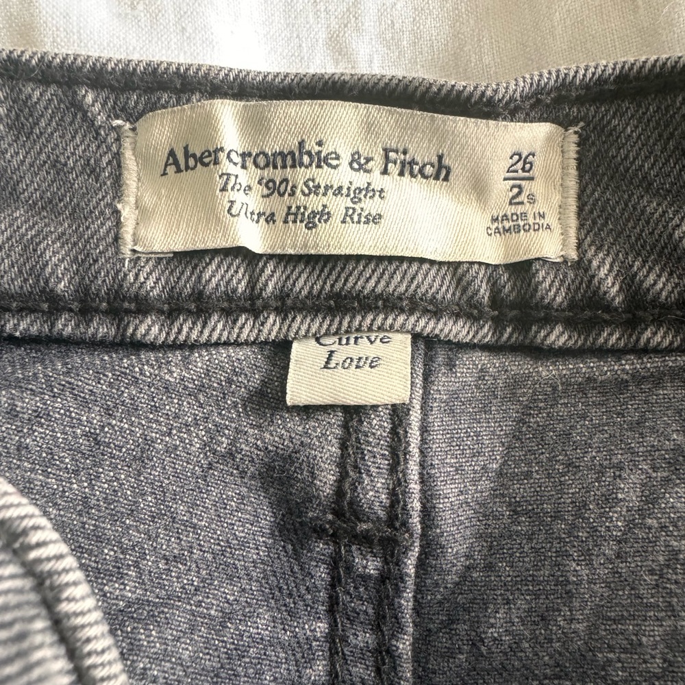 Abercrombie Curve Love 90s Ultra High Rise Straight Jeans - Size 26/2 Short